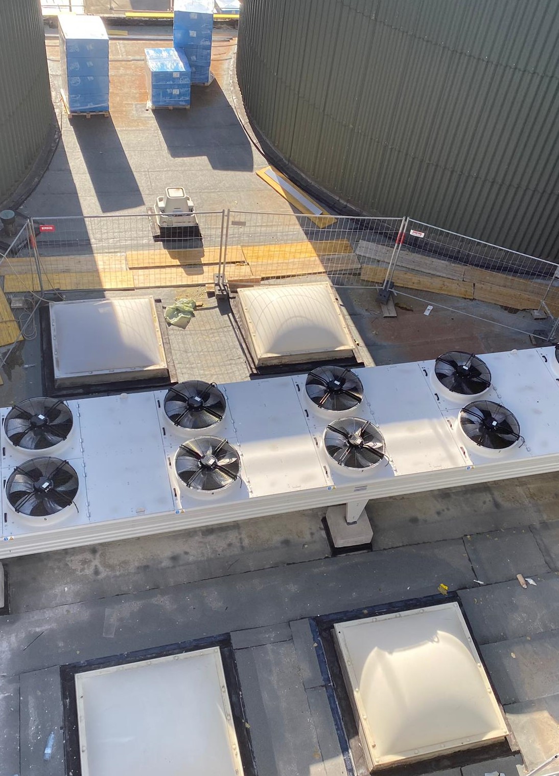 Wärme- und Kälteverteilung mit Notkühlungsanlage