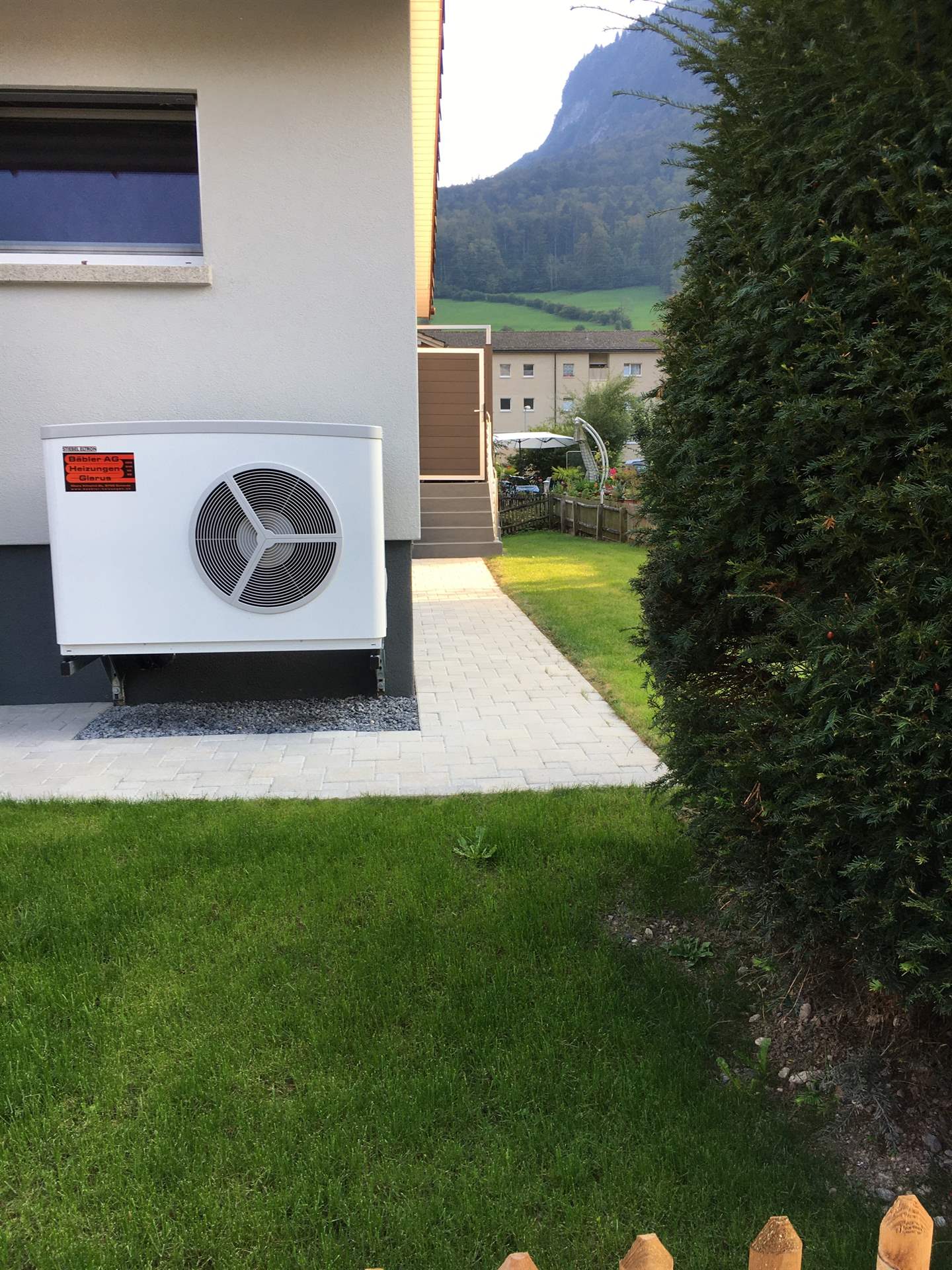 Luft-Wasser-Wärmepumpenheizung Aussenaufstellung / Wärmeverteilung Bodenheizung