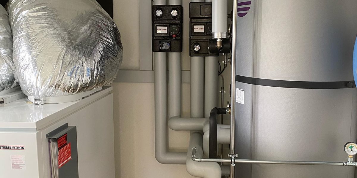 Luft-Wasser-Wärmepumpenheizung Innenaufstellung / Kombispeicher